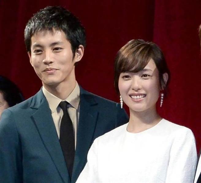 松坂桃李、户田惠梨香上月闪婚，惊喜不少人。（图／翻摄自日网）
