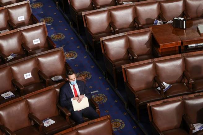 美國共和黨聯邦眾議員拉圖納（Jake LaTurner）公開確診。圖為一名議員在國會。（路透）