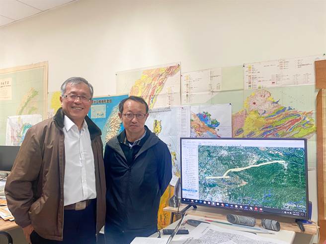 中正大學地球與科學環境系主任李元希（右）、地震所副教授石瑞銓（左）提醒民眾要有防災意識。（張亦惠攝）