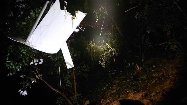 屏東輕航機失事爆炸起火釀2死，罹難者遺體凌晨運下山相驗。(潘建志翻攝/屏東傳真)