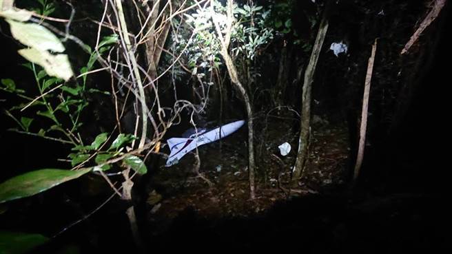 屏東輕航機失事釀2死，罹難者遺體凌晨運下山相驗。(潘建志翻攝/屏東傳真)