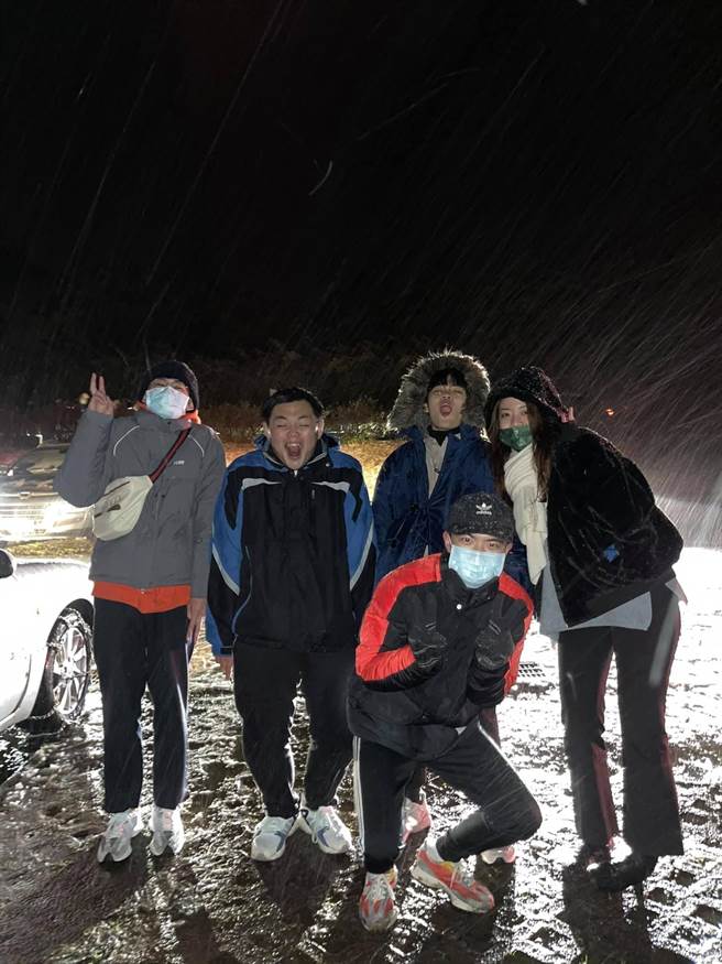 阳明山降下2021年初雪！民眾开心堆起雪人狂拍照留念。（民眾陈义夫提供／吴康玮台北传真）