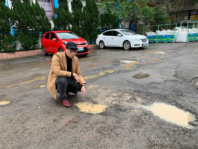 基隆路面崎岖不平恐伤及学童 议员争取经费促改善道安品质。（张秉钧提供／吴康玮基隆传真）