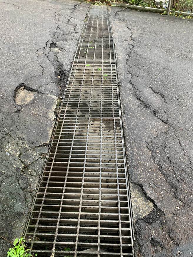 基隆路面崎岖不平恐伤及学童 议员争取经费促改善道安品质。（张秉钧提供／吴康玮基隆传真）