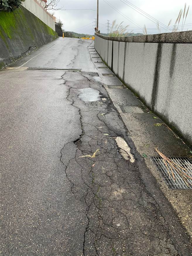 基隆路面崎岖不平恐伤及学童 议员争取经费促改善道安品质。（张秉钧提供／吴康玮基隆传真）