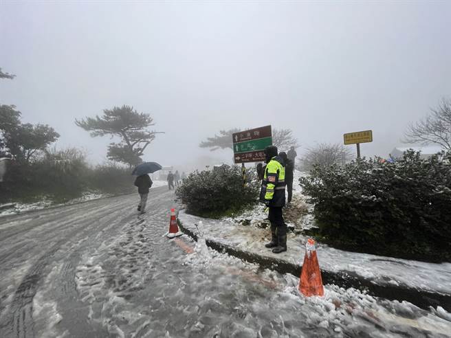目前阳明山上的小油坑管理站及梦幻湖步道路面皆已开始有结冰现象，警方提醒欲通行的民眾，需在车上安装雪链才可通行。（警方提供）