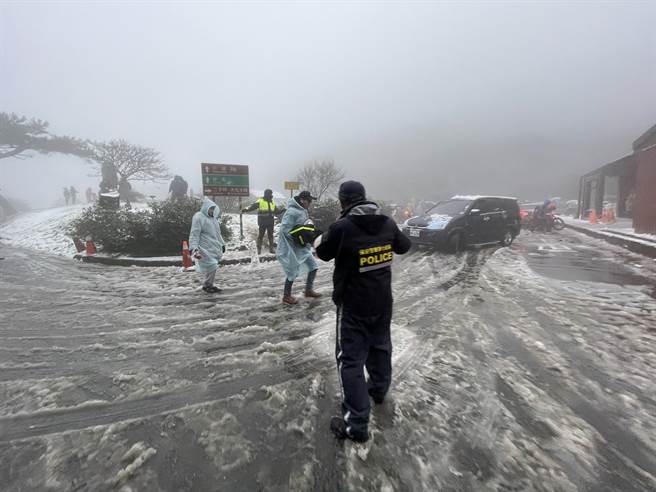 目前阳明山上的小油坑管理站及梦幻湖步道路面皆已开始有结冰现象，警方提醒欲通行的民眾，需在车上安装雪链才可通行。（警方提供）
