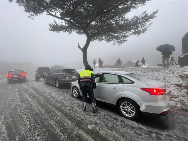 目前阳明山上的小油坑管理站及梦幻湖步道路面皆已开始有结冰现象，警方提醒欲通行的民眾，需在车上安装雪链才可通行。（警方提供）