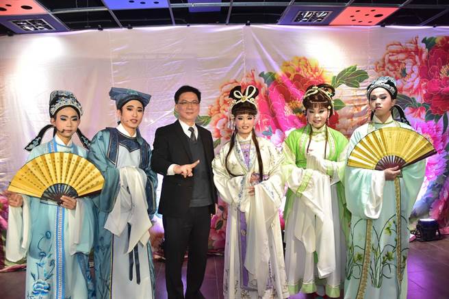 镕铸剧场元素、挥洒语文天赋 传统戏曲前进瑞芳高工展现表演艺术。（瑞芳高工提供／吴康玮新北传真）