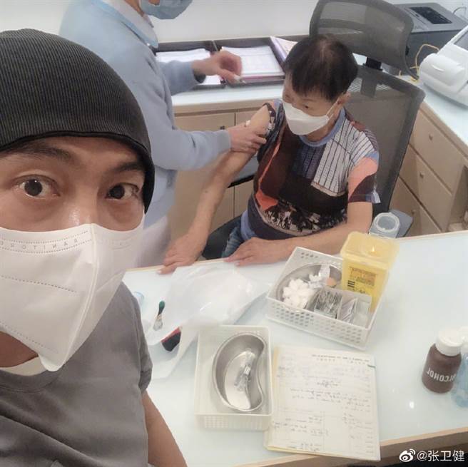 张卫健去年选择留在香港陪母亲。（图／翻摄自张卫健微博）
