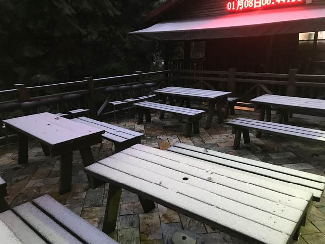 桃園市政府觀旅局證實，復興區凌晨降下冰霰，拉拉山內部則有少許降雪，現已派人更新最新雪況。（桃園市政府提供／黃婉婷桃園傳真）