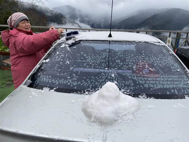 巴崚國小車頂結霜，眾人堆起冰小鴨。（巴崚國小提供／黃婉婷桃園傳真）