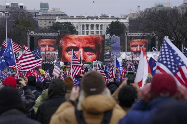 美國總統川普的鐵粉1月6日參加在華府的集會遊行。（美聯社）