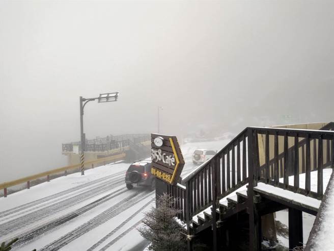 寒流搭配水气，宜兰太平山、台北阳明山、桃园拉拉山与中部合欢山纷纷降雪，相关单位也开始实施交通管制。（图／黄哲摄影）