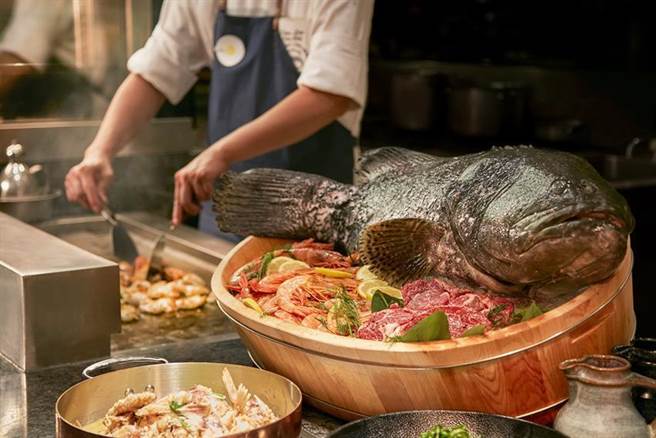 台北喜来登饭店携手北投大地酒店推出暖汤双泊之旅，入住期间可享受喜来登十二厨自助餐厅 。图／台北喜来登