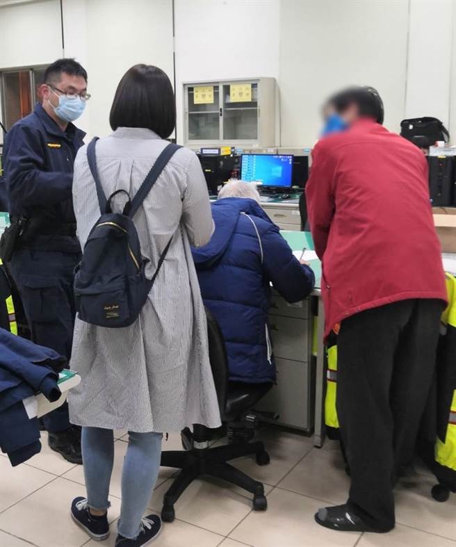 家屬找回迷途父親十分歡喜，對於警方積極認真的服務態度及專業的處理方式，深深感到敬佩與感激。（民眾提供／盧金足台中傳真） 