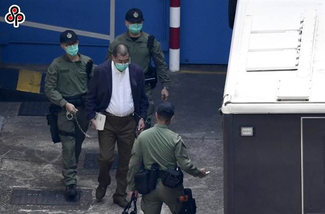 中国常驻日内瓦代表团驳斥联合国人权高专办涉港言论。图为2021年1月5日香港壹传媒创办人黎智英在荔枝角收押所被押上囚车，前往区域法院出庭应讯。（中新社）