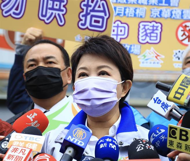 台中市長盧秀燕視察第二市場，強調台中市已組成專案小組，將針對豬肉價格查價。(林欣儀攝)