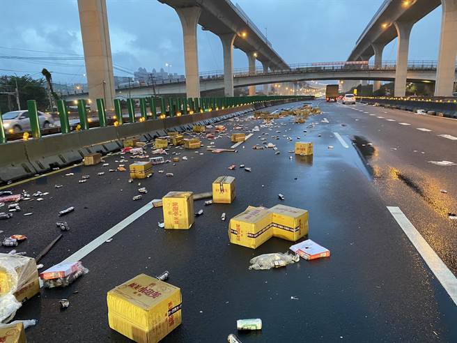 大货车司机疑似恍神自撞护栏，车上货物散落一地。（姜霏翻摄）