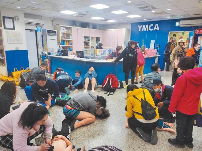 台南市北区YMCA教育机构地下温水游泳池昨天疑因锅炉瓦斯热水器进气管开关未打开，导致燃烧不完全，造成24人一氧化碳中毒，已有10人出院。（读者提供／程炳璋台南传真）