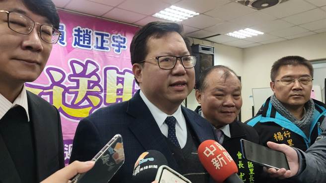 寒流来袭，桃园拉拉山巨木区、雪雾闹下雪，桃园市长郑文灿表示，已请公路总局復兴工务段、交通局、復兴区公所针对台7线及山区道路结霜状况，提醒民眾车子容易打滑。（赖佑维摄）