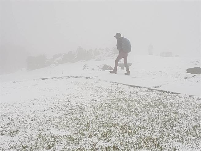 寒流發威，民眾衝七星山賞雪。（徐姓讀者提供）