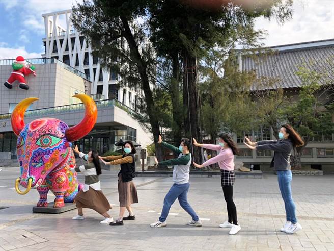 彰化县政府迎来洪易二件牛的公共艺术作品让县民耳目一新，一是在彰化县立美术馆的「大牛」，带给大家缤粉多彩的新年气象。（彰化县政府提供／吴敏菁彰化传真）