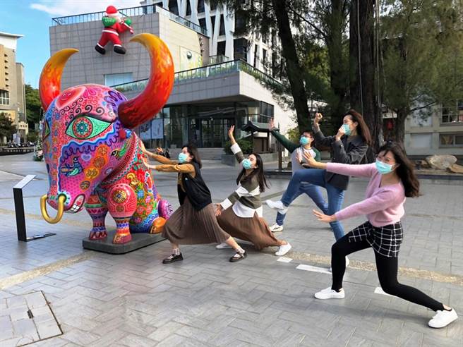 彰化县政府迎来洪易二件牛的公共艺术作品让县民耳目一新，一是在彰化县立美术馆的「大牛」，带给大家缤粉多彩的新年气象。（彰化县政府提供／吴敏菁彰化传真）