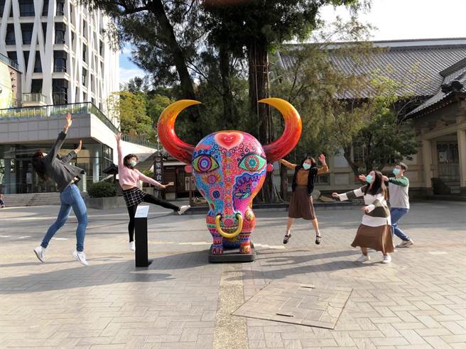 彰化县政府迎来洪易二件牛的公共艺术作品让县民耳目一新，一是在彰化县立美术馆的「大牛」，带给大家缤粉多彩的新年气象。（彰化县政府提供／吴敏菁彰化传真）
