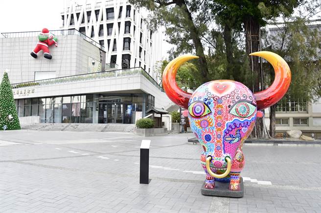 彰化县政府迎来洪易二件牛的公共艺术作品让县民耳目一新，一是在彰化县立美术馆的「大牛」，带给大家缤粉多彩的新年气象。（彰化县政府提供／吴敏菁彰化传真）