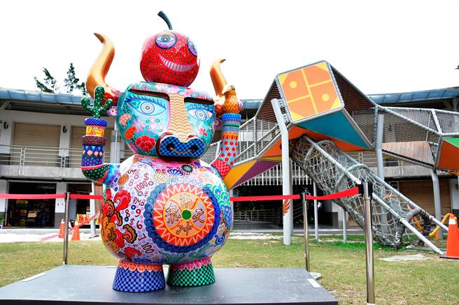 「牛气」作品在八卦山大佛游客中心前，粉红洋风铃木也正缤纷绽放。（吴敏菁摄）