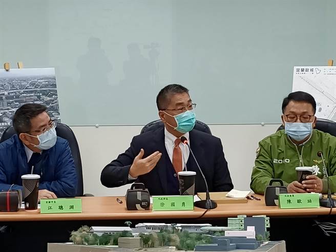  内政部长徐国勇（中）8日在宜兰表示，美国的海上救援船只已经出发。（胡健森摄）