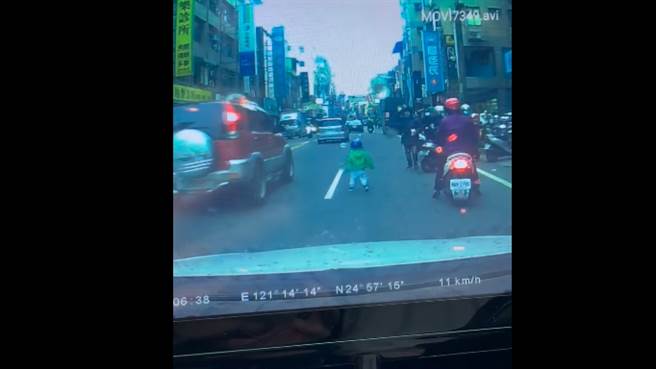 幼儿爆衝闯马路，家长一掌打趴倒路边，网全看傻直呼好可怕。（图／翻摄自爆废公社公开版）