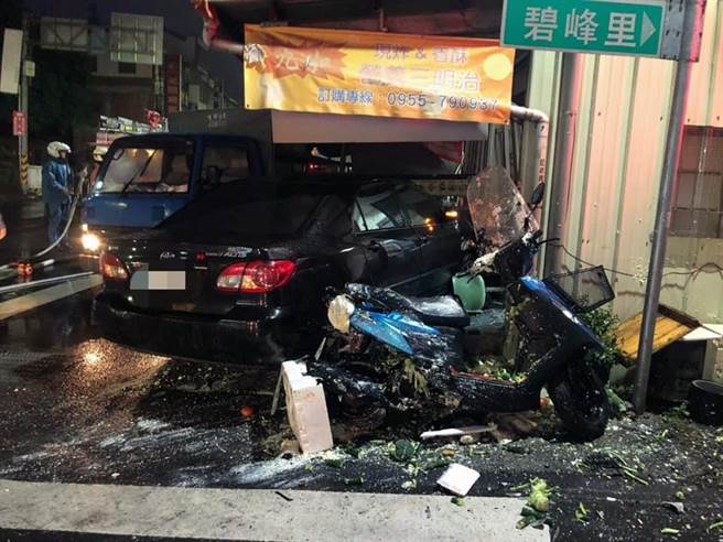 7日清晨彰化县山脚路三段及中南路二段交叉口，发生1起严重车祸，1辆黑色自小客车，与蓝色小货车，疑似都未依号志礼让，当场撞再一起。(翻摄脸书田中人／吴建辉彰化传真)