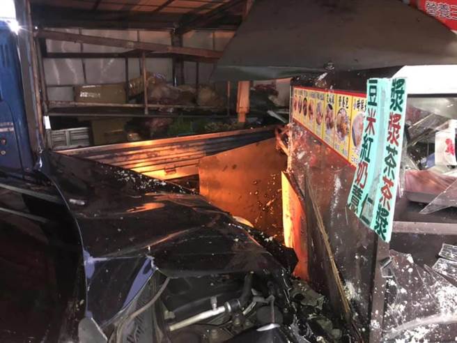 门口的餐车以及玻璃门全部都撞毁，损失惨重。(翻摄脸书田中人／吴建辉彰化传真)