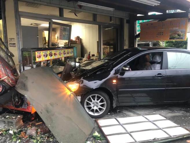 两车滑行衝进路口的点心店，满地都是豆浆及刚出炉的甜甜圈、馒头及早餐等。(翻摄脸书田中人／吴建辉彰化传真)