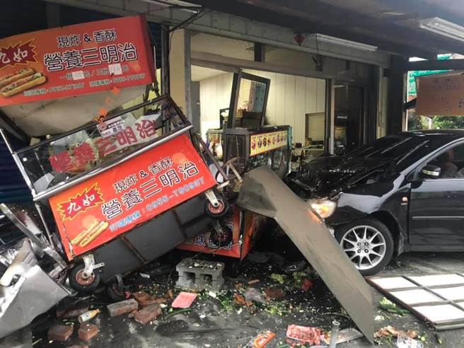 该知名早餐店开就中南路及山脚路口，是附近居民必买的早餐，听闻早餐店被撞，都相当难过。(翻摄脸书田中人／吴建辉彰化传真)