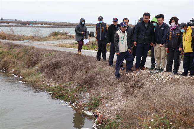 农委会主委陈吉仲8日上午至台南七股勘灾。（刘秀芬摄）