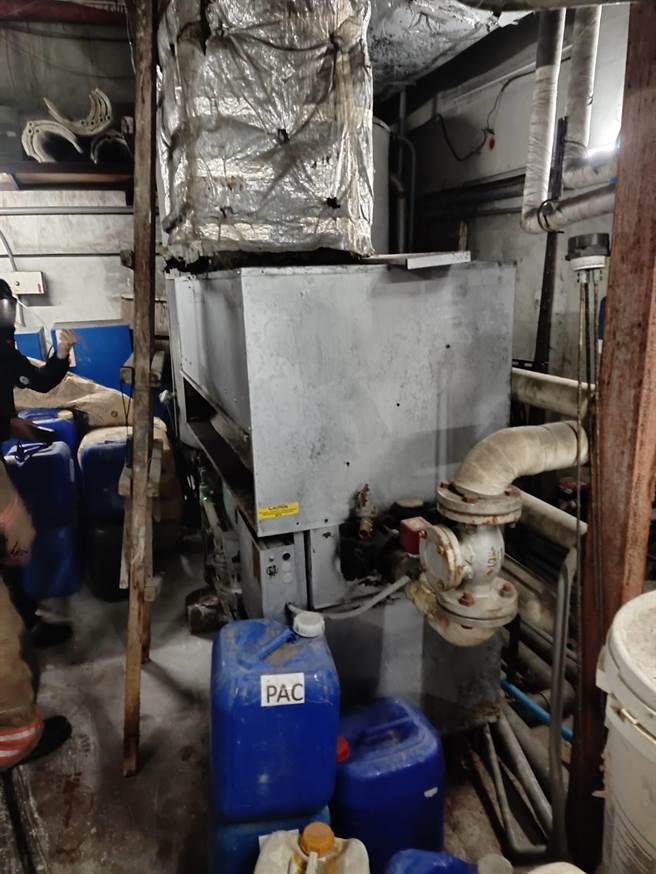 YMCA会馆地下温水游泳池昨天疑因锅炉瓦斯热水器进气管开关未打开，导致燃烧不完全，造成24人一氧化碳中毒。(台南市消防局提供／曹婷婷台南传真)