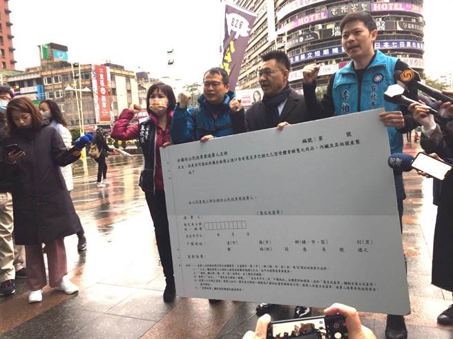 國民黨主席江啟臣8日參與國民黨革實院長、北市議員羅智強發起的「縱橫台北，公投連署」收集反萊豬連署書行動。（張立勳攝）