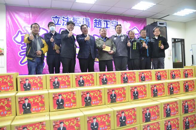 立委趙正宇8日寒冬送暖，捐贈1000箱包含白米、麵條、沙拉油物資給選區98里，由里長領取分配。（賴佑維攝）