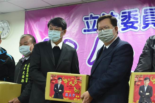 立委趙正宇8日寒冬送暖，捐贈1000箱包含白米、麵條、沙拉油物資給選區98里，由里長領取分配。（賴佑維攝）