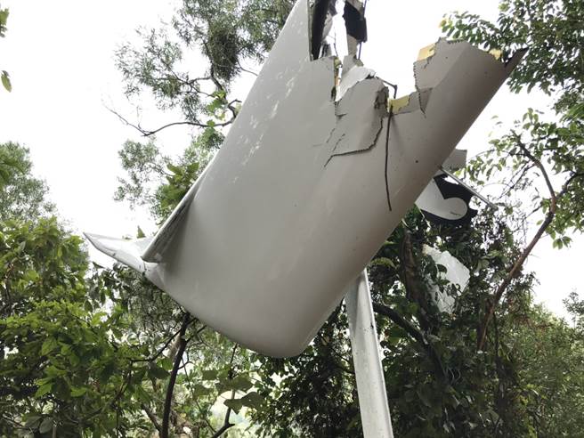 屏東一架輕航機昨(7)日下午失聯，晚上10許發現駕駛與陳姓男乘客已死亡，當天起飛畫面曝光後，乘客母親痛批，天氣差還起來，罔顧人命。（圖／民眾提供）