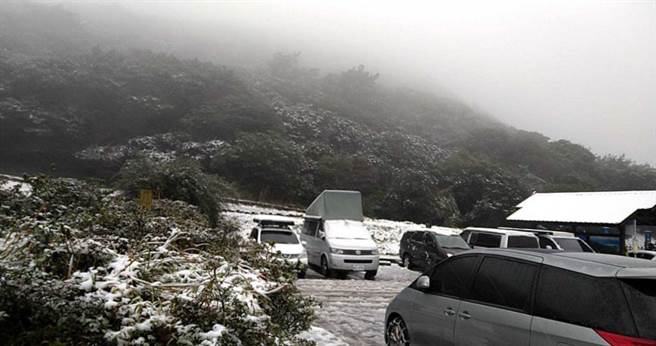 大屯山降下今年初雪，吸引大批民眾上山观景，淡水警方局则紧急实施交通管制。（图／翻摄画面）