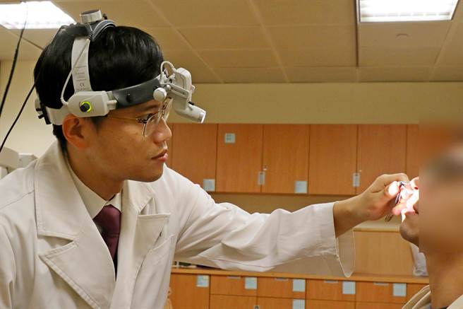 台中慈濟醫院耳鼻喉部醫師許原禎為病人檢查。（台中慈濟醫院提供／王文吉台中傳真）