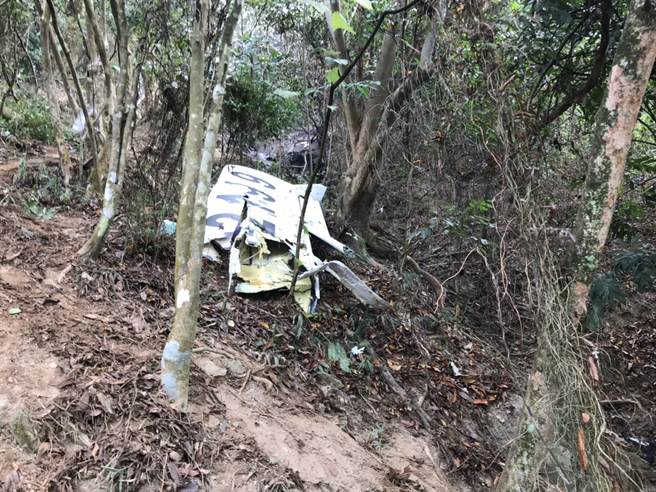 屏東一架輕航機昨(7)日下午失聯，晚上10許發現駕駛與陳姓男乘客已死亡，當天起飛畫面曝光後，乘客母親痛批，天氣差還起來，罔顧人命。（圖／民眾提供）