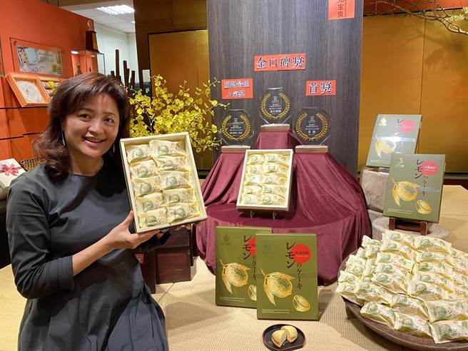 陈允宝泉庆祝香柚柠样蛋糕获台中市第12届十大伴手礼三项大奖，即日起至1月18日「香柚柠样蛋糕第2件半价」优惠回馈。（冯惠宜摄）