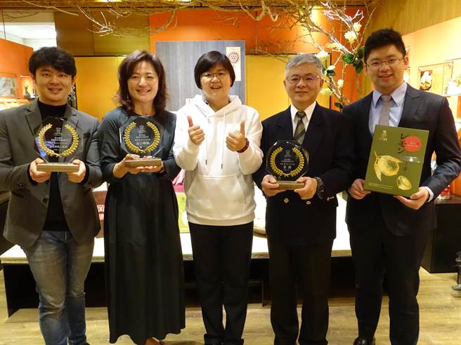 台中市第12届十大伴手礼5日举办颁奖典礼，陈允宝泉推出香柚柠檬蛋糕，拿下