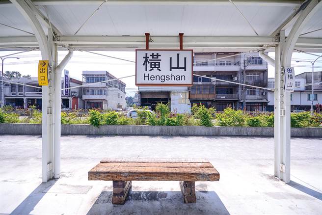 横山车站 樱花纷飞的鸣笛声。(图/创意市集提供)