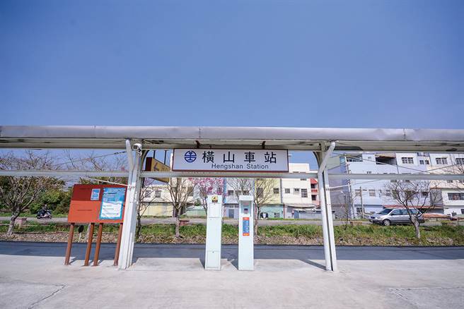 横山车站 樱花纷飞的鸣笛声。(图/创意市集提供)